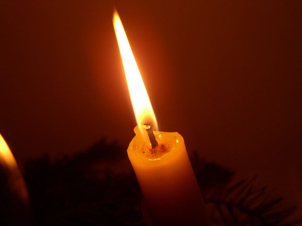 Flamme de bougie dans l'obscurité mystique