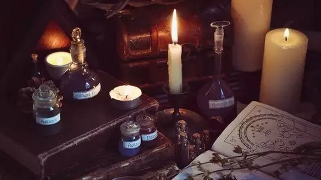 Flacons mystiques et bougies pour les rituels spirituels