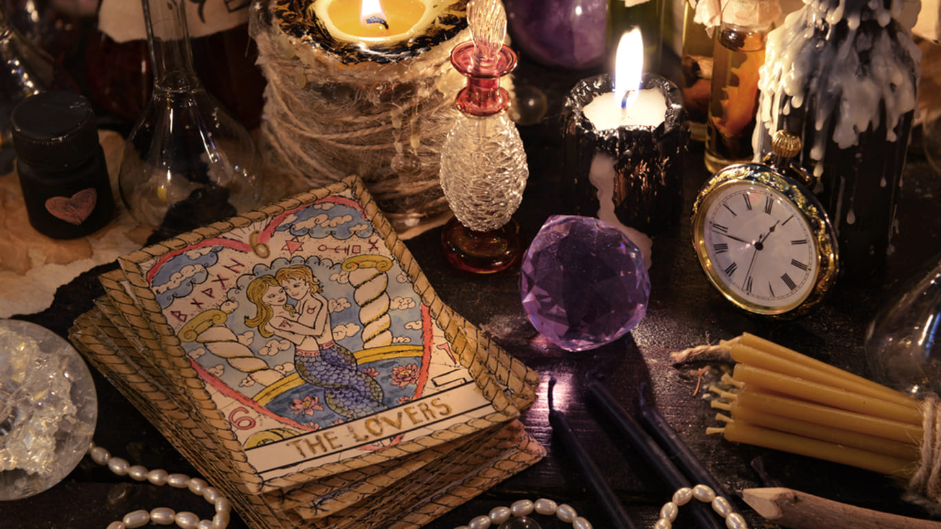 Cartes de tarot, boule de cristal et objets de voyance