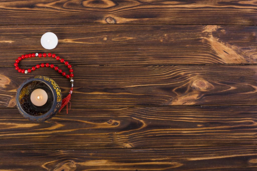 Chapelet de prière et bougie pour les rituels spirituels